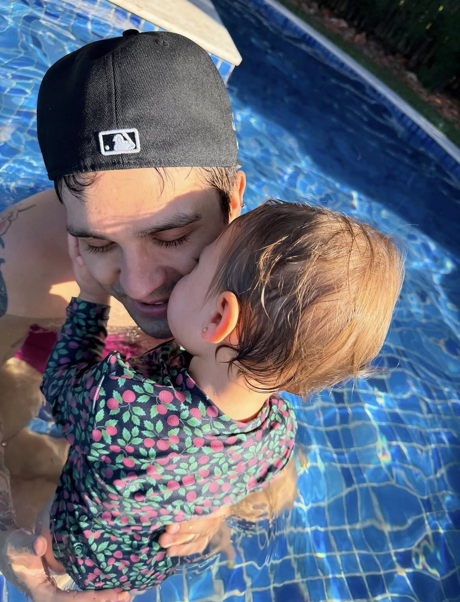 yourselfluanr's tweet photo. “tô indo ali no seu quartinho agora pra te fazer dormir cantando pra você, minha Serena ❤️”

EU TE AMO PRA SEMPRE LUAN RAFAEL PAPAI DA SERENA 😭😭😭💖💖 https://t.co/dJzCVDV672