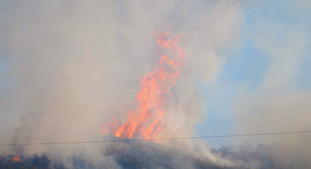 Kevin_D_Morey's tweet photo. The #TashaFire burned 20 acres on the west side of Sierra Hwy south of Needham Ranch Pkwy in Santa Clarita https://t.co/FggNkrAqWV