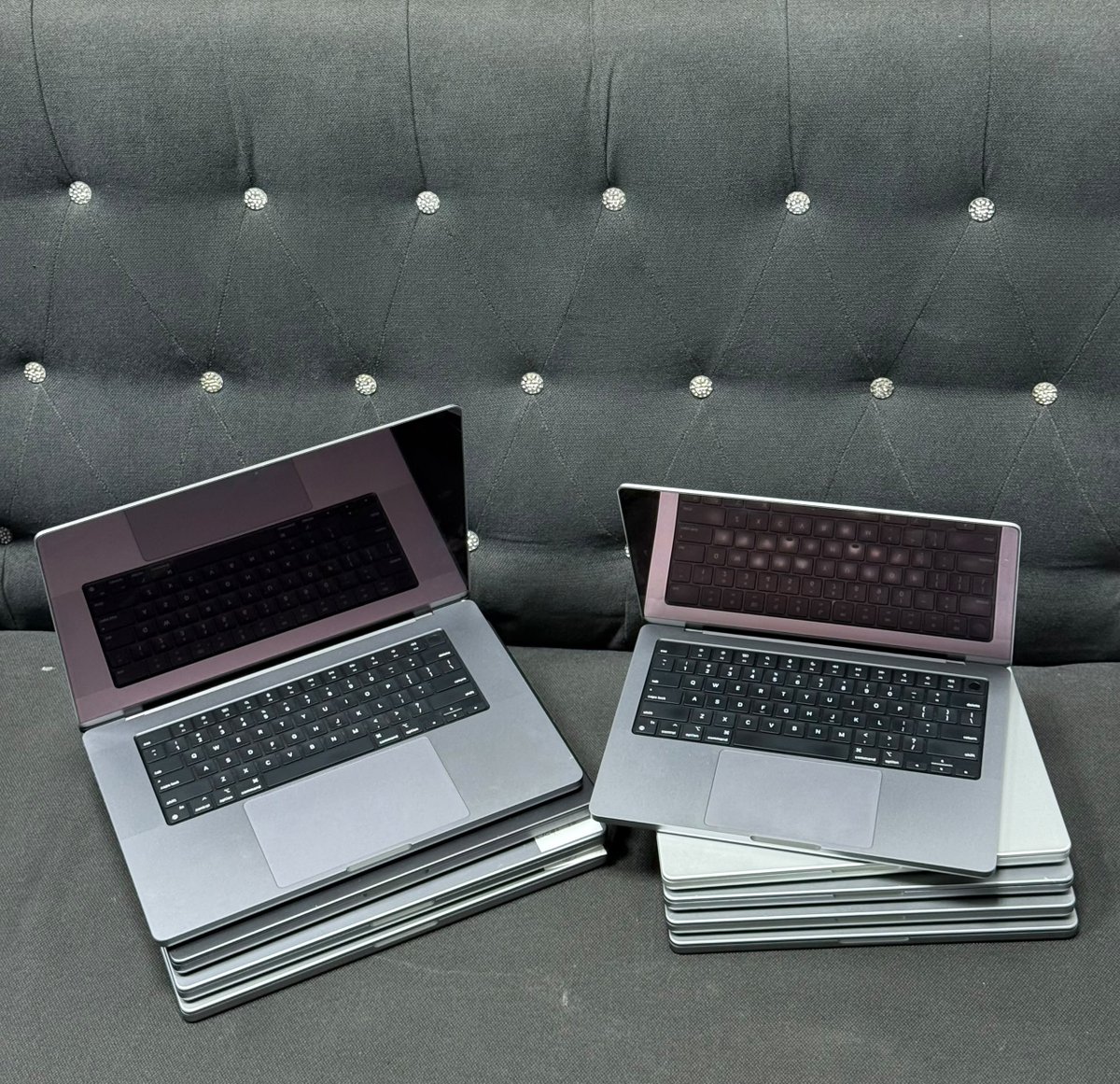 remplug's tweet photo. 🇺🇸 MacBook Pro 14” (2021)

M1 Pro | 32GB RAM | 512GB SSD
10-Core CPU | 14-Core GPU | Touch ID | Liquid Retina XDR

💰 ₦1,380,000

M1 Max | 32GB RAM | 512GB SSD
12-Core CPU | 30-Core GPU | Touch ID | Liquid Retina XDR

💰 ₦1,600,000 https://t.co/23csqNtlgl