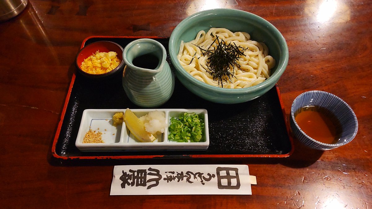 youchango's tweet photo. 昨日は今月初めてのJAL搭乗で、高松の日帰り出張でした。
国内線ダイアモンドプレミアムラウンジで朝食して、現地で車借りて仕事の前とあとでおうどん食べて…
良き1日でした❗️
初めのヨコクラうどんさんは、本当に美味しかった❗️
最後の山田家さんも美味しかった。こちらは、水曜日どうでしょう の、四国巡礼の都度、大泉さんや藤村さんたちが絶賛のお店。行ったこと有る方はわかると思いますが、凄いの一言のお店でしたね。個人的にはヨコクラうどんさんがイチオシ❗️