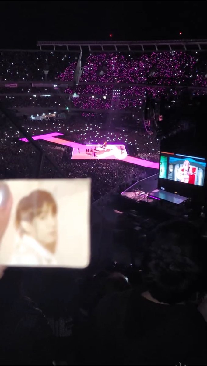 piilvsbangtan's tweet photo. cuando taylor empezó a cantar lover y yo saqué la fotito de jk guardada en el bolsillo toda arrugada jurando q era aesthetic https://t.co/wPP8xngWLg