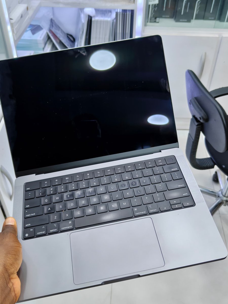 remplug's tweet photo. 🇺🇸 MacBook Pro 14” (2025) | M5

16GB RAM | 1TB SSD
10-Core CPU | 10-Core GPU | Touch ID

💰 ₦2,100,000 https://t.co/YMMPcYNDJC