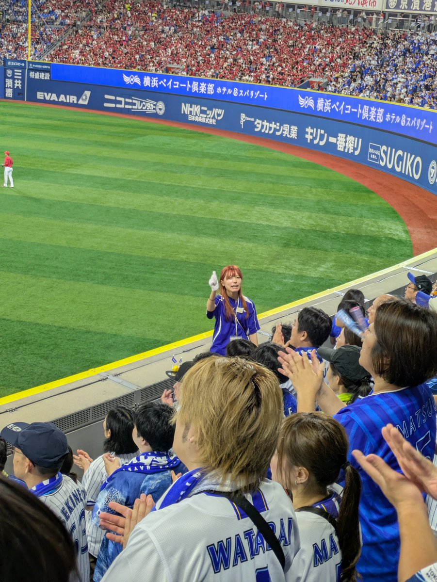tomtk685's tweet photo. 横浜スタジアムのライト応援指導員に、超美人さんがいて萌えた。試合も３ー０勝利で燃えた。
#横浜スタジアム
#横浜DeNAベイスターズ
#女神様？
#広島倒せ
#祝３位確保
#横浜優勝 https://t.co/xcu7WKxx8H
