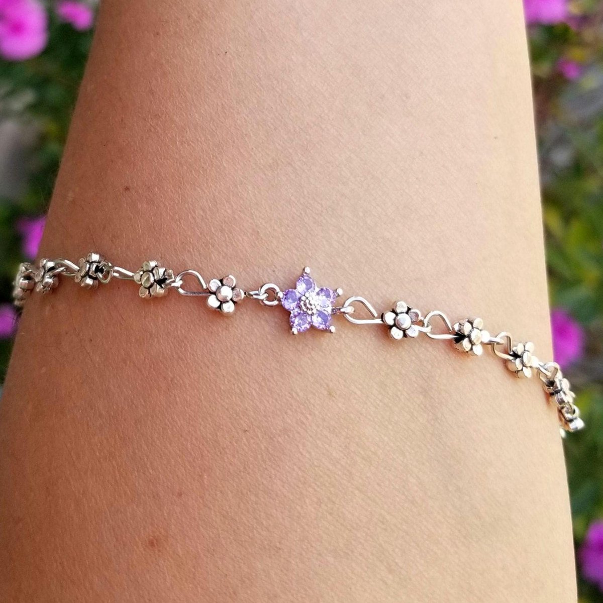 TrendingNowGift's tweet photo. Stainless Steel Daisy Anklet with Alexandrite Flower Charm #jewelry #anklet #anklets #anklebracelet #floweranklet #floralanklet #daisy #daisyanklet #alexandrite #handmadejewelry #etsy 

 https://t.co/1OAJnIVLkj via @Etsy https://t.co/gtkHRoMV7A