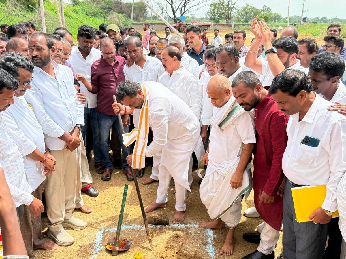 RaghunandanraoM's tweet photo. Participated in the foundation laying ceremony for the construction of kitchen shed for the Padmashali Sangham in Gajwel town. https://t.co/TJDL3jwXGc
