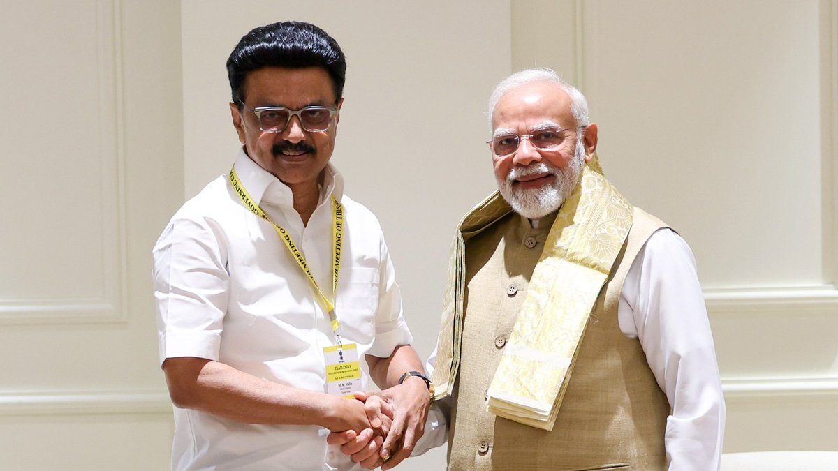 tamiltalkies's tweet photo. தாமரையை நோக்கி நகரும் சூரியன்? 

தொகுதி மறுவரையறை மசோதாவிற்கு எதிர்ப்பு வாக்கு அளிக்காமல்.. வாக்களிப்பை திமுக புறக்கணிக்கும். இதனால் அந்த மசோதா நிறைவேறும் என தவெக உள்ளிட்ட கட்சிகள் கூறுகின்றன.

இது நடந்தால்.. திமுக நிரந்தர தேர்தல் தோல்விகளை சந்திக்கும்.

'இந்த ஸ்டாலின் உள்ளவரை..' என‌ பேசிய வசனங்கள் வீணாகும்.

பாஜகவின் வலதுசாரி இந்துத்வா அரசியலுக்கு எதிரான கேடயமாக திமுக இருக்குமென நம்பி வரும் மக்கள் இனி உங்களை கைவிட்டு விடுவார்கள்.

விஜய் ஆட்சியை வீழ்த்த பாஜகவுடன் கைகோர்க்க நினைப்பது.. திமுகவை மொத்தமாக அழித்து விடும்.

மசோதாவிற்கு எதிராக...புறக்கணிப்பு நாடகம் போடாமல்.. எதிர்த்து வாக்களிப்பீர்கள் என நம்பலாம்.

இல்லாவிட்டால் பெரியாரும், அண்ணாவும் உங்கள் தலைவர்கள் என சொல்வதை நிறுத்தி விடுங்கள்.

பாஜகவுடன் எந்த காலத்திலும் திமுக நேரடி அல்லது மறைமுக கூட்டணி வைக்காது என‌ மீடியா முன்பு சொல்லும் துணிச்சல் ஸ்டாலினுக்கு இன்று உண்டா? 

இல்லாவிட்டால்... அரசியலில் நிரந்தர எதிரியும் இல்லை. நிரந்தர நண்பனும் இல்லை எனும் பச்சோந்தி பழமொழியை கூறி...

பாஜகவுடன் ஜோடி சேருங்கள். 

சூரியன் அஸ்தமிக்கட்டும்.