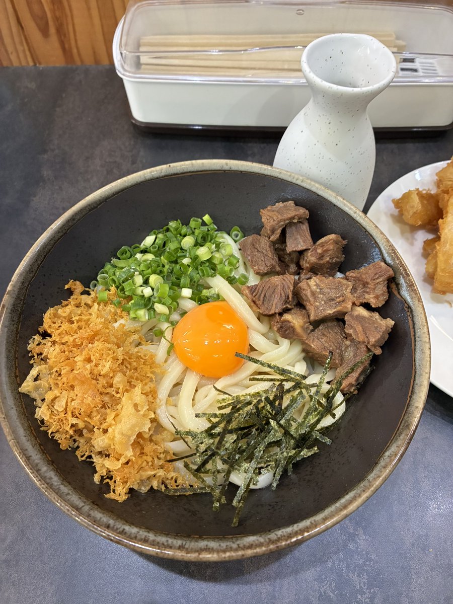 hirokiono1020's tweet photo. うどんは良い。大衆的、個人店が多く、地域性あり、結果として味のバリエーションが豊富。北九州は肉うどん。サイコロステーキのような牛肉、出汁の効いた甘めの汁。最近、散歩がてら見つけては食べている。当たり前だが店によって個性がある。サケも昔はこうだったんだろう。画像は贔屓順 https://t.co/21V7y5Uazo