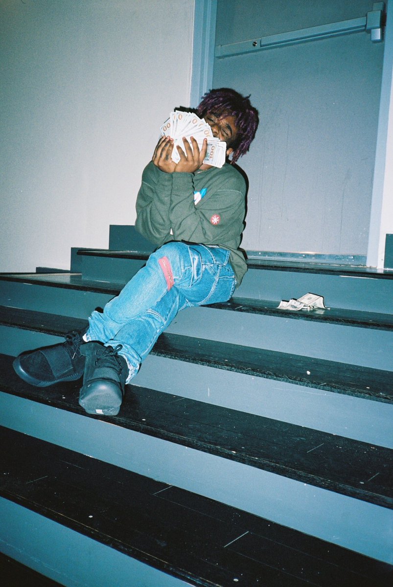 AwfulEmilioo's tweet photo. @freebillin Uzi use to wear these a lot actually, there’s a bunch of old videos with them on and photos https://t.co/18dCmLk38w