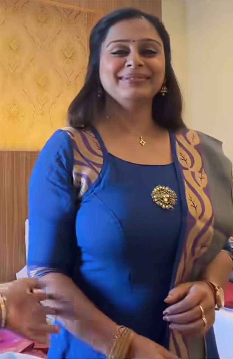 MooduThayoli009's tweet photo. Latha Rao her age 45 🤯🥺 Morattu MILF Peak in her Fit 🤓😋 https://t.co/gwhNJ6u8LS