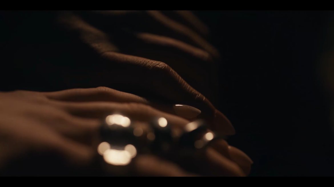 loustatarchives's tweet photo. Could be nice.
Could be. 
Hands touch. https://t.co/BTziSrutZK