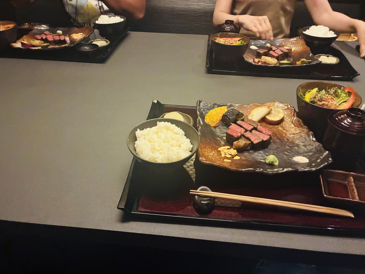 NAOPLUSONE's tweet photo. おはようございます☀️

最近は肉かラーメン🍖🍜

昼間は肉食(*≧艸≦)🍖 https://t.co/tUGdypDZv7
