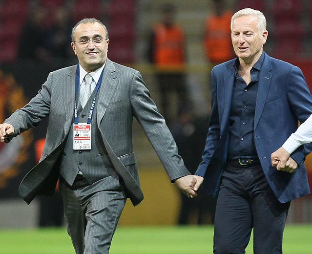 GsGazete's tweet photo. 🗣 Kaya Çilingiroğlu: "Galatasaray'ın Abdürrahim Albayrak ve Ali Dürüst gibi tecrübeli yöneticilere ihtiyacı var. Okan Buruk'un yanında bir tane sağlam yönetici göremiyorum." (TRT Spor) https://t.co/AdhRWJgtHD
