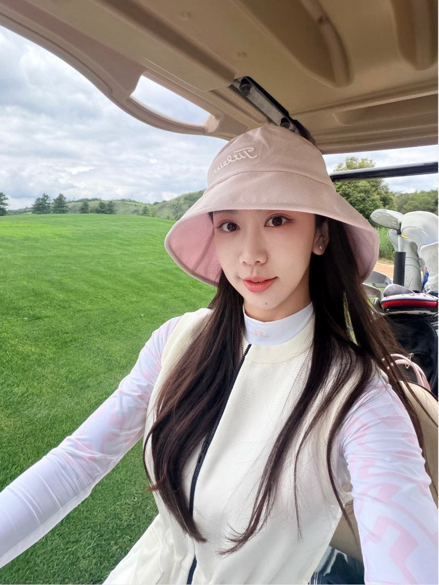 starsQAQ123's tweet photo. Beating the 91°F LA heat with classic whites and the perfect UV shade. 👒☀️ Today’s golf OOTD is all about effortless grace and refined living. Living beautifully, one swing at a time. 🕊️💚
#RefinedLiving #GolfOOTD #LAHeat #LAStyle https://t.co/ORkuIsyBst