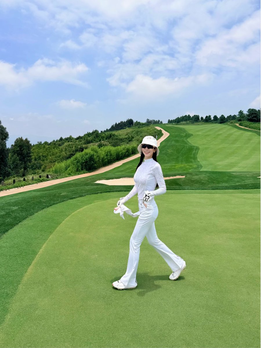 starsQAQ123's tweet photo. Beating the 91°F LA heat with classic whites and the perfect UV shade. 👒☀️ Today’s golf OOTD is all about effortless grace and refined living. Living beautifully, one swing at a time. 🕊️💚
#RefinedLiving #GolfOOTD #LAHeat #LAStyle https://t.co/ORkuIsyBst