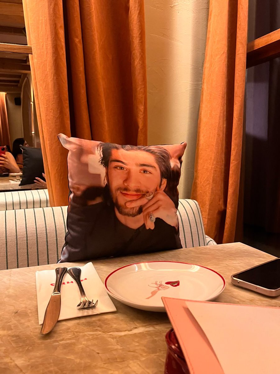 lwtomlinsxon's tweet photo. e minhas amigas que me deram de aniversário uma almofada do zayn em night changes e coincidentemente estávamos num restaurante https://t.co/CT3IGspxfa
