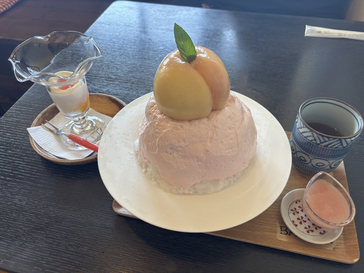 mon_suco's tweet photo. オススメされてたお店にかき氷食べてきました🍧🍑🫐
中にも色々入っててお腹いっぱい🈵 https://t.co/q6HowNCkho
