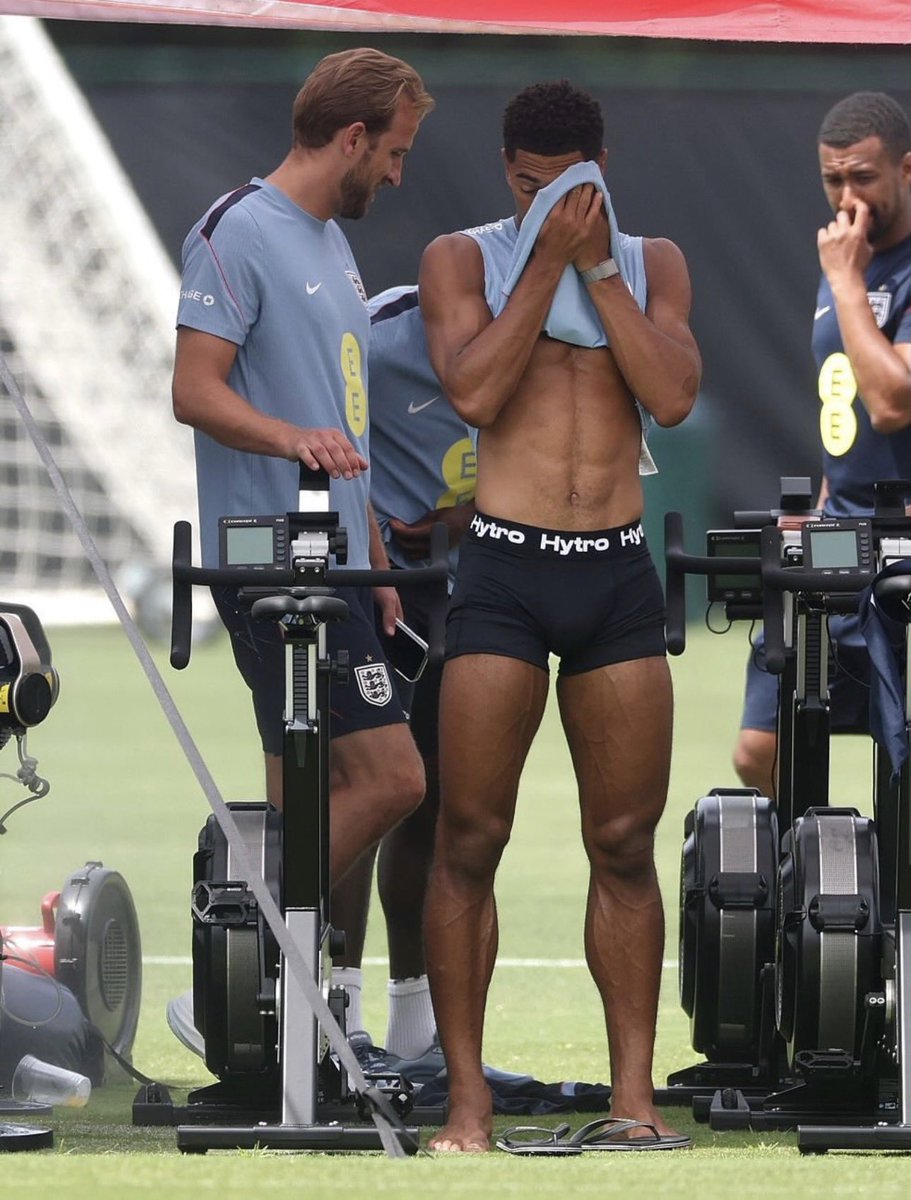 BellinghamBRA's tweet photo. 📷 ALÉRGICO A ROUPA! Há 1 mês, Jude Bellingham era flagrado assim no treino da seleção inglesa durante a Copa do Mundo. https://t.co/0nu4reHYnQ