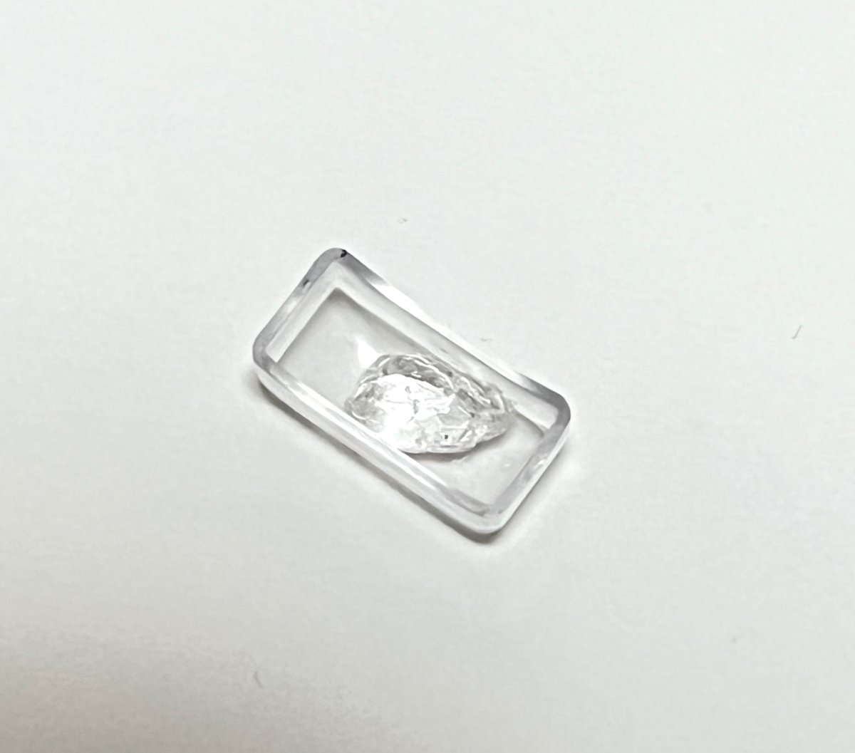 dewachang's tweet photo. 真骨彫RXのベルトのカバー、早速やってみました
プラの厚みが気にならなくなるのとクリア感が増してとても良いですね
一枚目　デフォルト
二枚目　こんな感じでジェルをひとつまみ
三枚目　ぎゅーっと圧入してはみ出したのは取り去る
四枚目　完成！ https://t.co/IBSZg0NwAn
