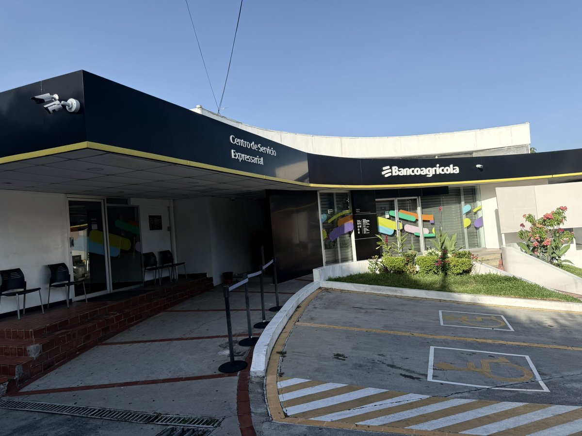 BVGarciaGuzman's tweet photo. Mi mujer, muy pendeja por cierto,dejó su billetera encima de un cajero automático del Banco Agrícola del Boulevard Merliot. Hoy a las 3:46pm

Si usted, que lee esto la retiró del cajero, devuélvanosla a huevo. Igual se verá en las cámaras pero ya saben que la estúpida ahí la dejó https://t.co/j1l8grMvKm