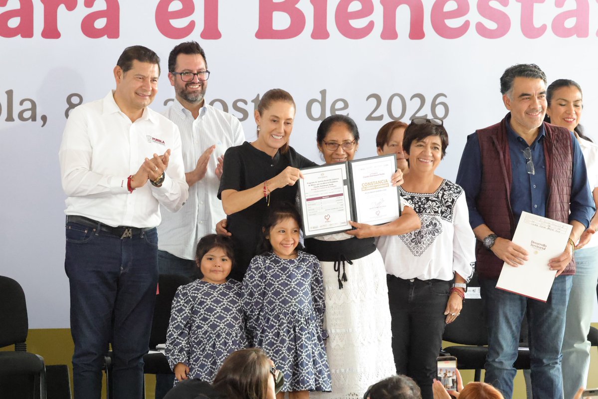 JLG_PARRA's tweet photo. En Puebla y México se gobierna con la Cuarta Transformación de la vida pública. 🇲🇽

Muy contentos de recibir a nuestra Presidenta @Claudiashein en nuestro estado. Junto al gobernador @armentapuebla_, realizaron la entrega de Viviendas para el Bienestar y el arranque de la #JornadaNacionalDeReforestación, en el marco del Día Internacional de los Pueblos Indígenas. 🌳

¡En unidad, el Pueblo llega más lejos! 🤝

#PorAmorAPuebla
#BienvenidaPresidenta