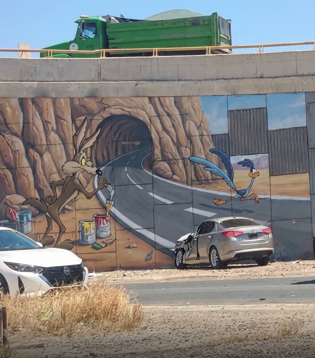 Trafico_ZMG's tweet photo. #Nacional | 😭🚗 ¿Te lo perdiste?

Hace algunos días, en Monterrey, una conductora terminó chocando contra una pared decorada con un mural que simulaba un túnel de los Looney Tunes. 🎨

El diseño recreaba una escena del Coyote y el Correcaminos y, según medios locales, la conductora habría confundido el dibujo con un paso real.

💥 Resultado: terminó de frente contra la pared.