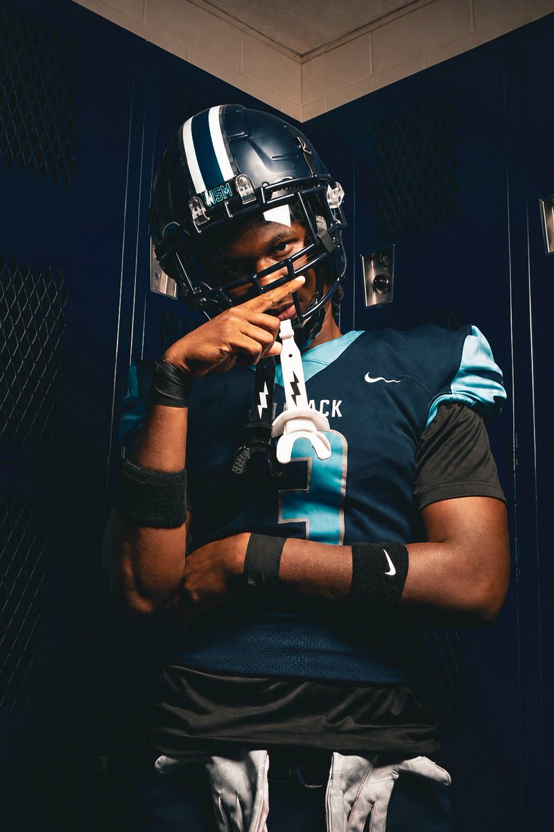 EarlHarris0's tweet photo. Senior year media day🏈3️⃣ https://t.co/2WoxRb2Xwq