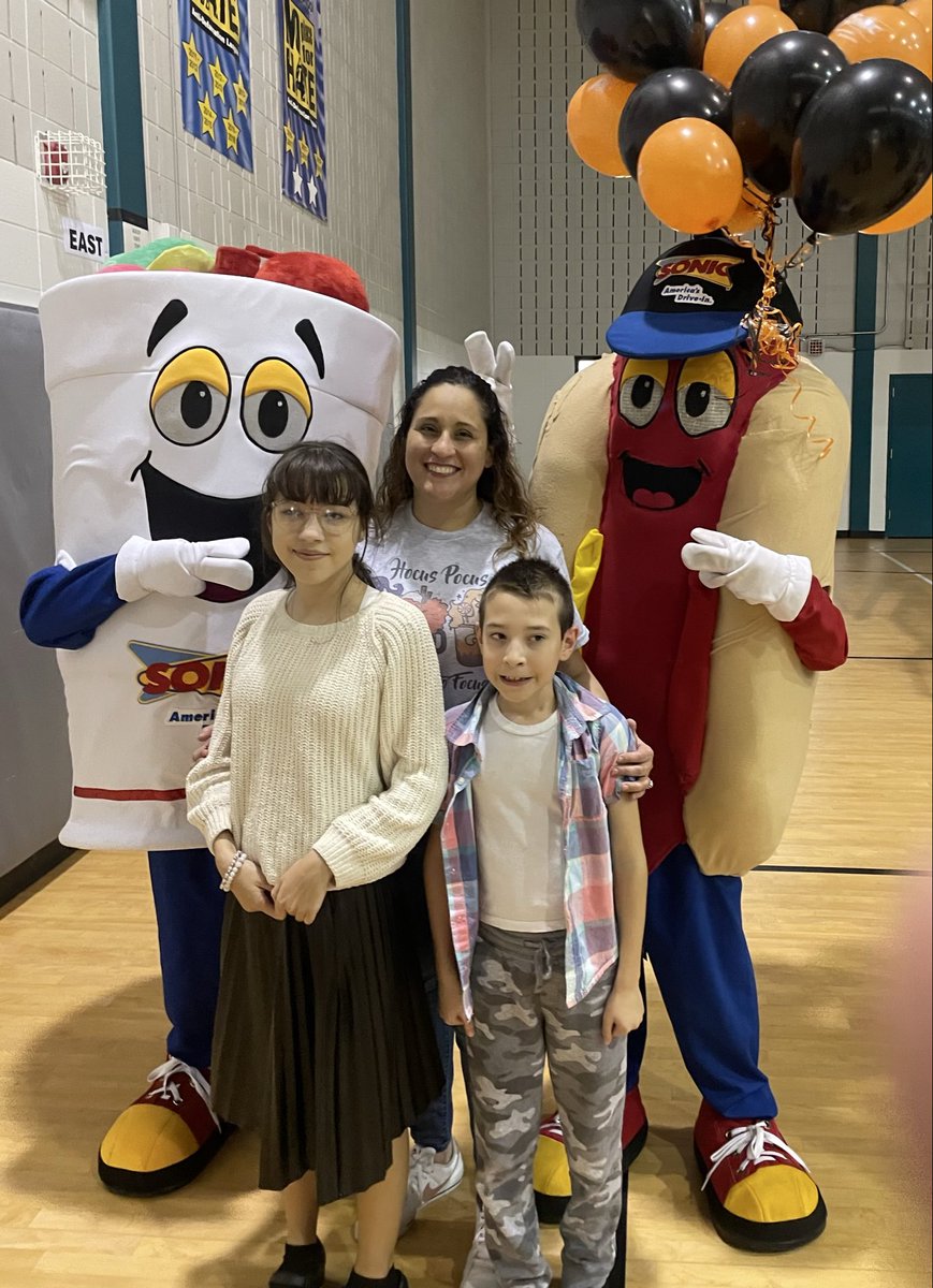 VanAken7's tweet photo. @JohnLegere 👩🏻‍🏫I’m Debbie Van Aken, a 5th &amp; 6th Special Ed teacher at Sam Jamison Middle School in Pearland, TX. 

Whether you choose my classroom or another, thank you for reminding teachers that our work matters. ❤️ 

https://t.co/zq6X15pB9m

#JohnClearMyList https://t.co/qU8lZZ67Rh