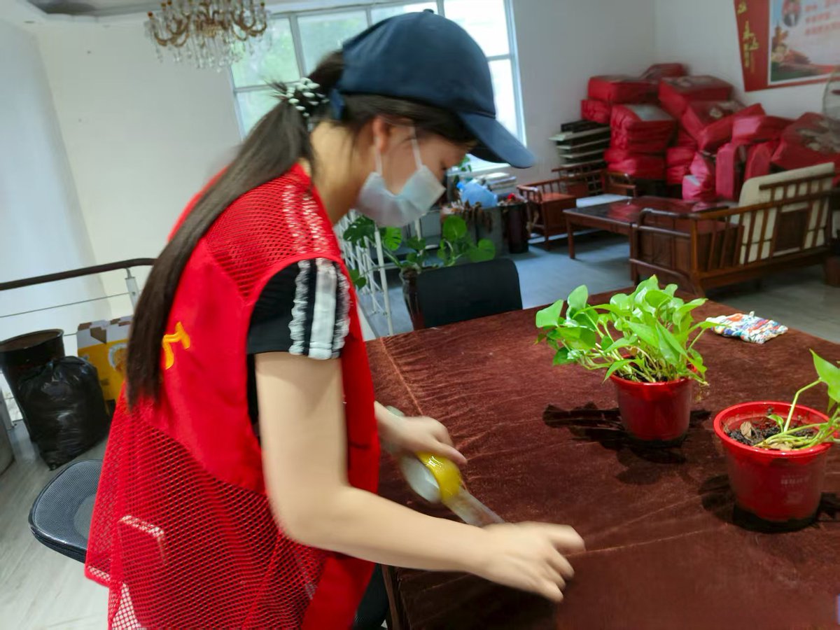 ZaraJackso99py's tweet photo. Today, I volunteered at the city community food drive, sorting 200+ meal packages and helping 50+ families. Small acts make big differences! https://t.co/NakdYcR7KE