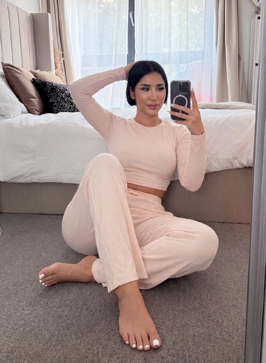 Annaplaysfs's tweet photo. Is a spotless room with luxury lighting the ultimate flex? 😳 Pristine vibes hit different 🧼✨ #MiamiNights #NYCStyle https://t.co/WaJttjDJXi
