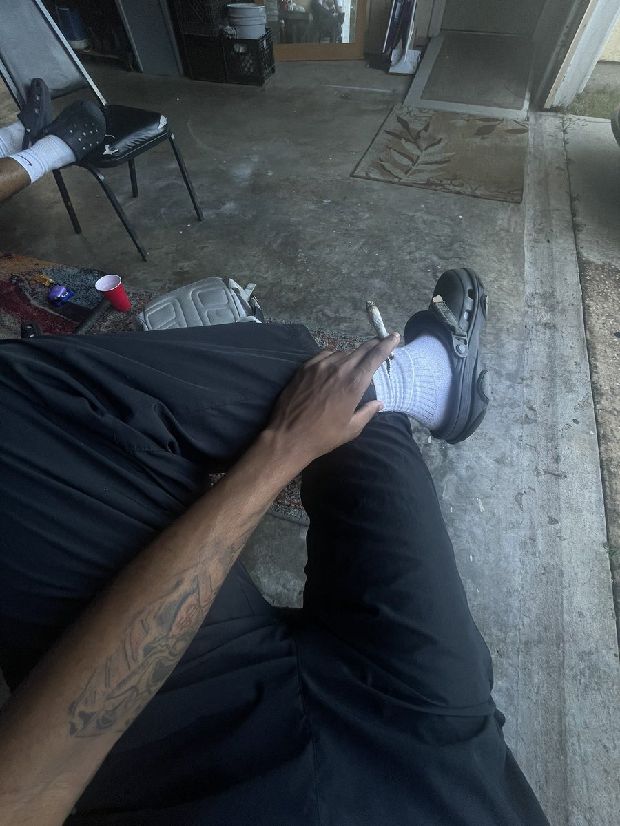 Big21savage21's tweet photo. sometimes u js gotta sit like this, smoke yo wood and js think bout life 😂😂😂 https://t.co/Z5tIVeDeMS