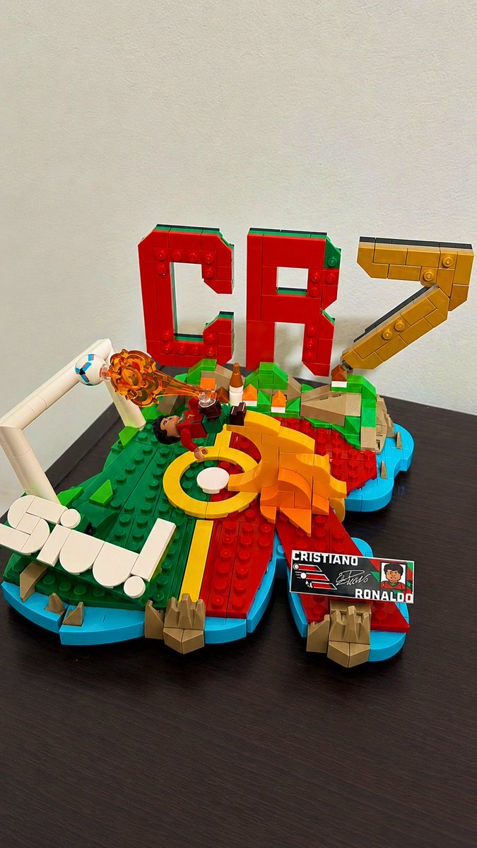 RiqueroFa's tweet photo. Toda la tarde armando el lego de #CristianoRonaldo #Lego #CR7𓃵 https://t.co/42OkHPfsdG