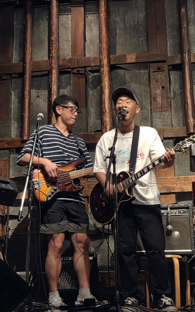 majus_t's tweet photo. 次は｢ブックエンズ｣。こちらも初見でしたが力強い演奏とメッセージ性の強い歌詞で引き込まれました。曲を作った人が歌うスタイルも面白かったです。 https://t.co/R2Kq4TaGMc
