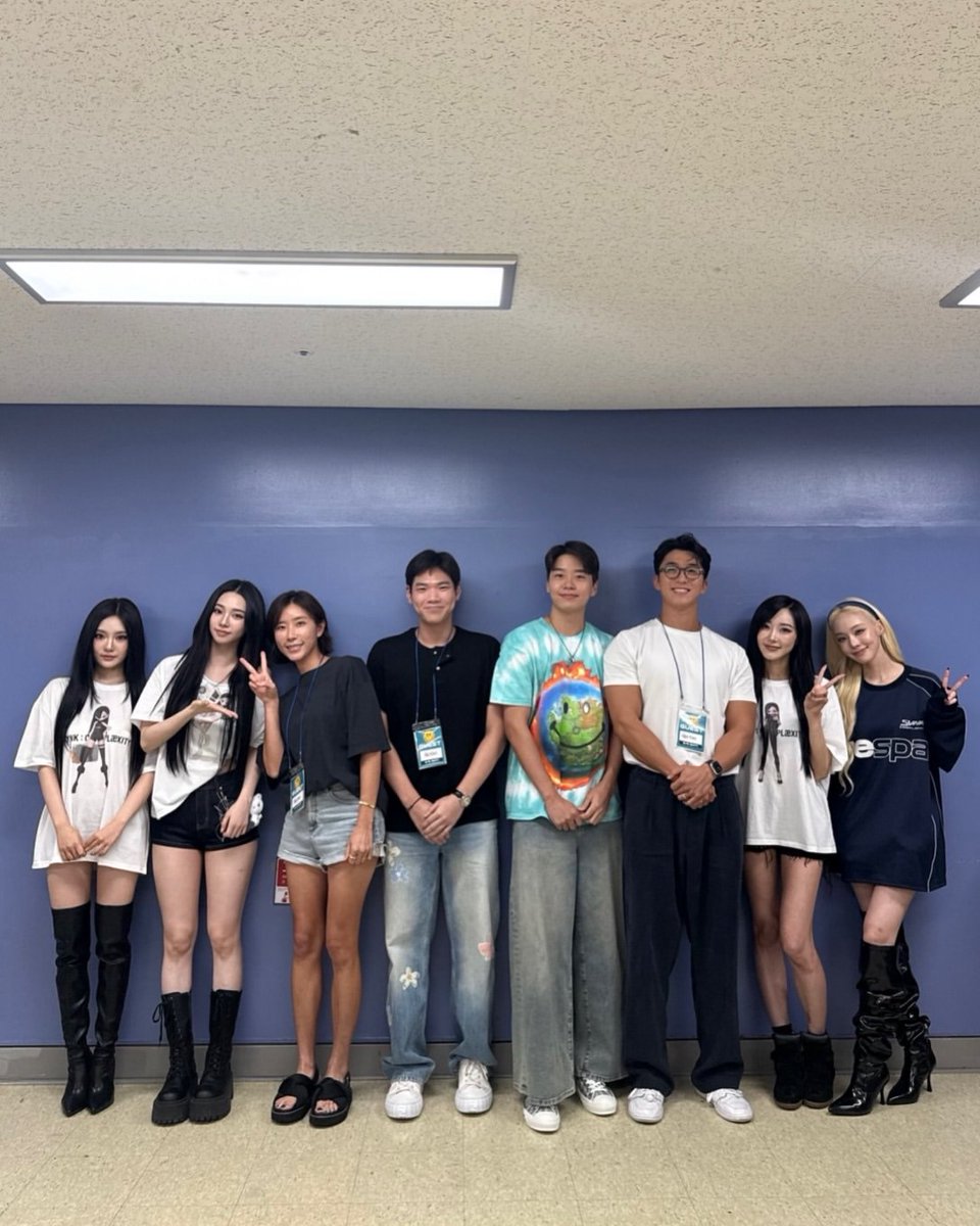 winteraphy's tweet photo. aespa at the backstage with Giselle's gym trainer and friends https://t.co/nkhbpMwG3K