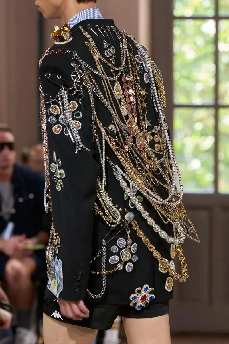 WhiteTamar1's tweet photo. G-DRAGON x Junya Watanabe MAN SS27 BLING BLING BLING Blazer. BiiiG gold and silver chains, jeweled brooches, rhinestones, safety pins, charms, pearls and dangling dollar bills. 😍✨ 

love every details. BiiiG art. 
#GDRAGON #bigbang 20 https://t.co/rkiR6UI0fj