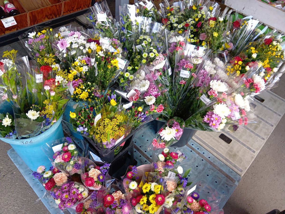 fg_yamabe's tweet photo. お盆の花ご用意しております。
#山辺ワイナリー　#ファーマーズガーデンやまべ　#盆花　#農産物直売所 https://t.co/zUxXMb2w60