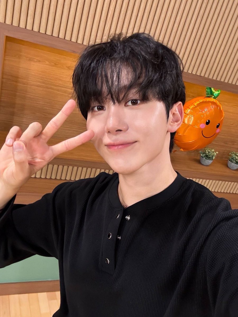 UpdateKBoys's tweet photo. O Seungkwan (SEVENTEEN) passou no processo seletivo para a banda militar do Exército e se alistará ainda este ano, sendo o 7º membro do grupo a cumprir o serviço militar. 

Atualmente, Jeonghan já foi dispensado em junho, Wonwoo serve como trabalhador social, Hoshi e Woozi estão no Exército, Vernon se alista no dia 20 de agosto e DK em 8 de setembro.

#Seungkwan #승관 #SEVENTEEN #세븐틴