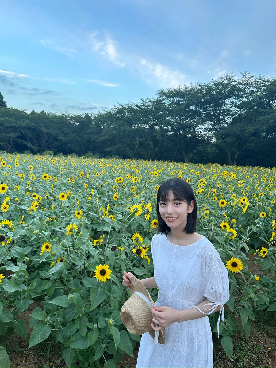ami_touma's tweet photo. おはようございます。

一年前の夏は、「ストロベリームーン　余命半年の恋」のお仕事してましたね。
これはMVのとき🌻

夏休みにもう一度是非映画観てください。 https://t.co/e3x4K7Ru4W
