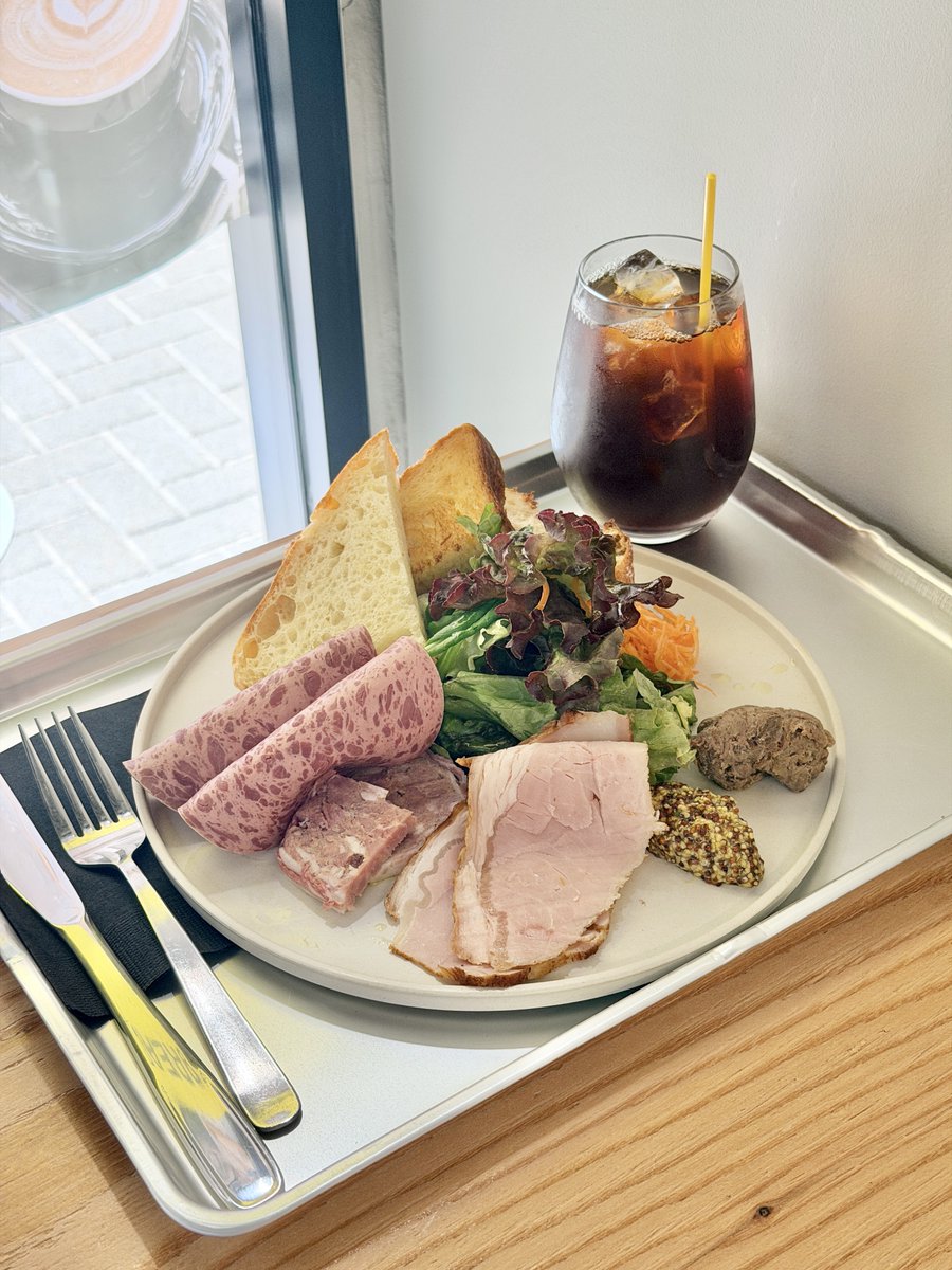 kichifan's tweet photo. 8/13(木)、西荻高架下に清澄白河発人気ベーカリーが【BREAD &amp; BEAN by B²】がオープン。店内はグリーンのタイルが印象的なディスプレイ。トレーの上には焼きたてのパンやスコーンが並び、その奥では職人さんたちが手を動かす厨房が見渡せる開放的空間。「ELEZOシャルキュトリプレート」2,200円は、放 https://t.co/m4OUS8OG3F