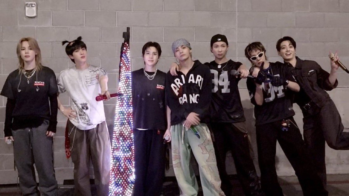 jmitdoll's tweet photo. “an anti ot7 pic doesn’t exist, bts is always 7” 
the pic: https://t.co/IkOL8zCs7r