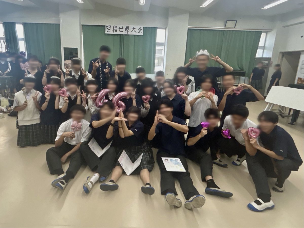 asanishi_music's tweet photo. 8月8日、46期の引退式を行いました🎊
実行委員が考えてくれたレクをしたり、パートの先輩にプレゼントを渡したりして、精一杯感謝を伝えました😿✨
46期の先輩方、今まで本当にありがとうございました‼️
47、48期は先輩達の思いを受け継いで、新体制でも頑張っていこう👊🏻🔥
#朝霞西高校音楽部
#吹奏楽 https://t.co/d2HAvFu5uh