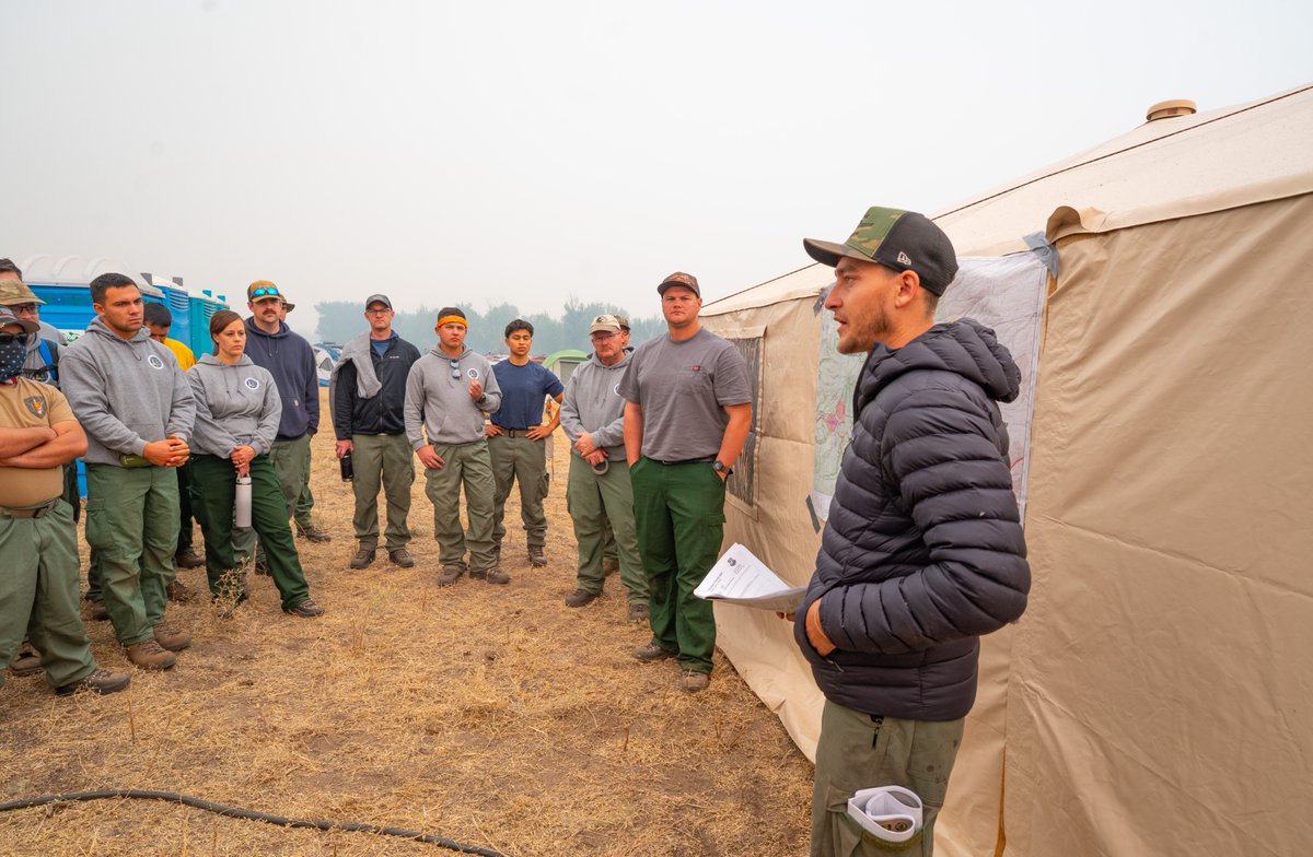 KATUNews's tweet photo. Members of the Oregon Air National Guard are helping battle the Grasshopper Fire near Mount Hood, which grew to more than 57,000 acres on Sunday. https://t.co/cVatm4fbdV https://t.co/zpvpInGWWA