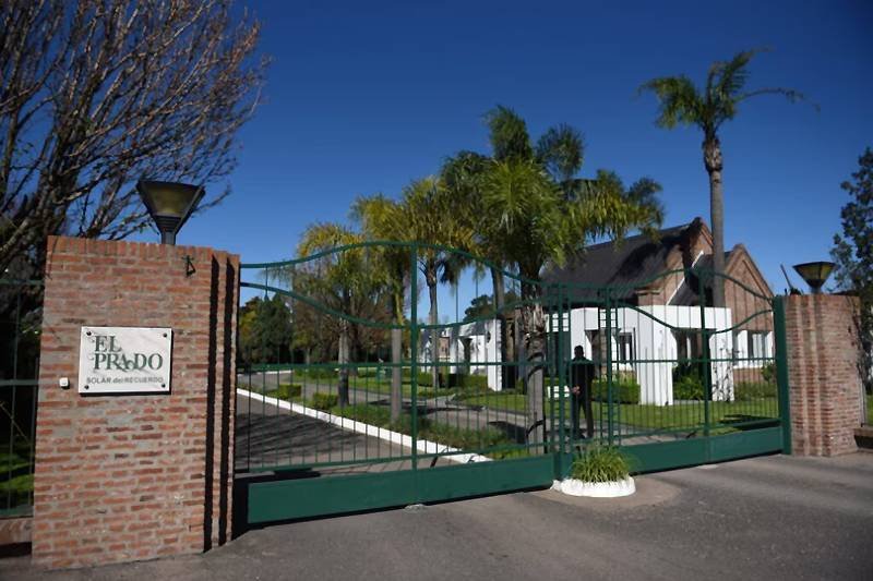 M24digital's tweet photo. Lionel Messi despidió a su padre, Jorge, en una ceremonia íntima realizada en el cementerio El Prado, en Pérez. El capitán argentino llegó a Rosario junto a Antonela Roccuzzo y sus hijos y estuvo acompañado por familiares y allegados. https://t.co/PYXNZ2qO9y https://t.co/FqkaSupcmC