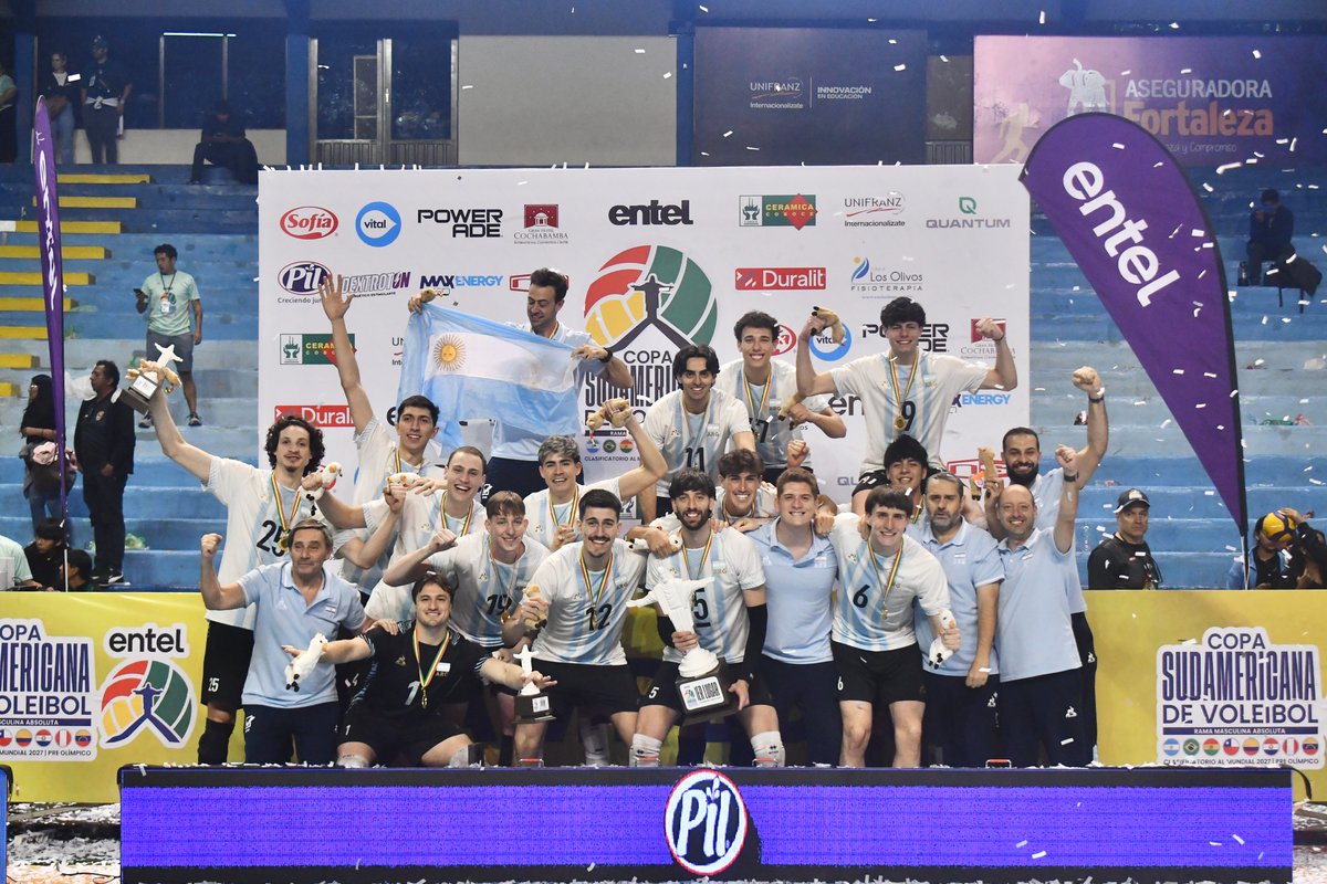 Voley_FeVA's tweet photo. La 🏆 se viene para la Argentina 😃

🔝 Además, Gustavo Maciel (central), Santiago Arroyo (líbero) y Federico Arquez (MVP), en el equipo ideal https://t.co/KRexkMTTOm