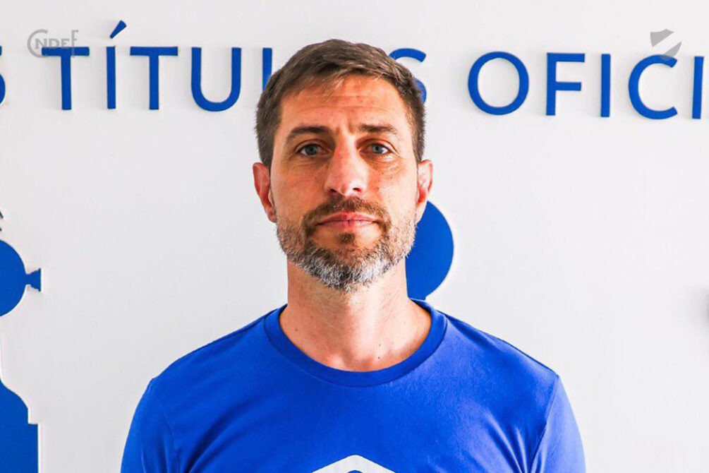 klosebolso's tweet photo. Soy yo o se le pega poco y nada al chupa pija de Eguren?
Cómo vamos a tener a este burro de manager deportivo de NACIONAL!!! https://t.co/d8Go9MvJBD