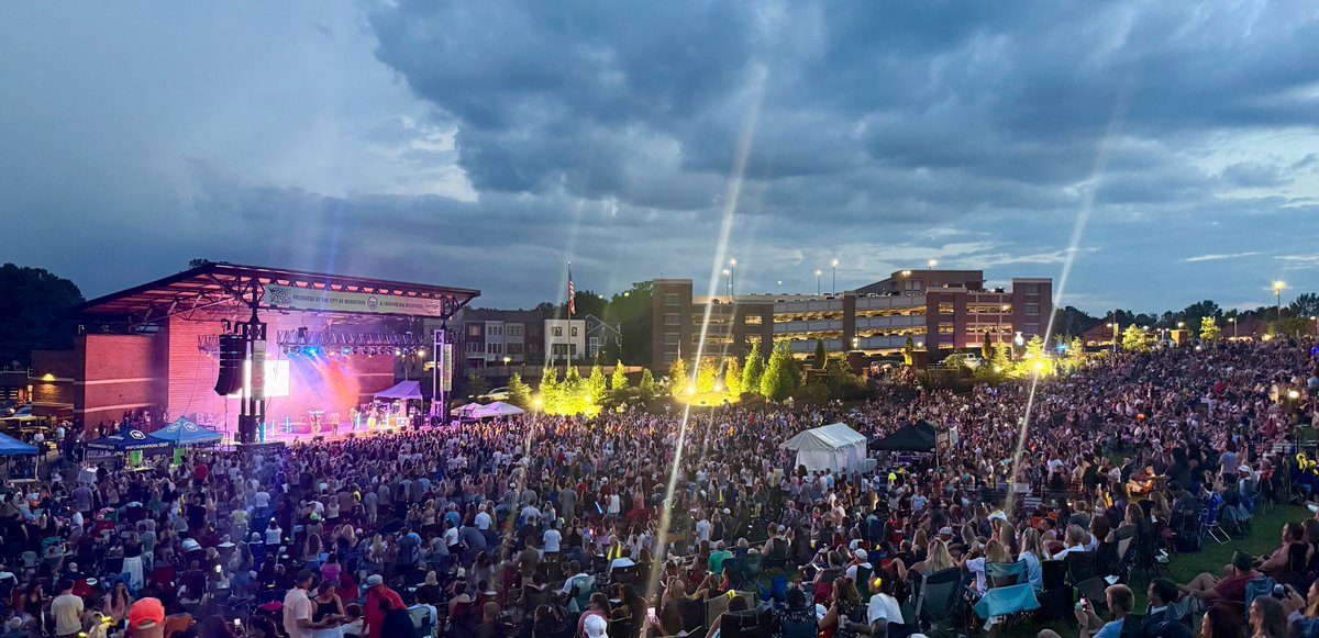 michaelcaldwell's tweet photo. Woodstock, you showed up. Storm clouds and all.
Pop 2000 Tour brought Chris Kirkpatrick of NSYNC, O-Town, and LFO to downtown last night, and the millennial nostalgia was strong. The weather cut us a little short, but what a night! https://t.co/pYNenHL3Ux