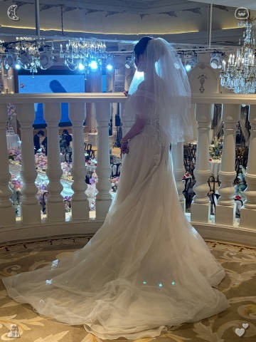 minminm46608965's tweet photo. I spend extended time in the shower, not only to get clean but to carve out a silent space for my thoughts. Those shower moments give me a personal, tranquil retreat from the clamor and petty interruptions of each day. At dusk, the sun dips below the urban skyline. https://t.co/vAZY6ar1hL
