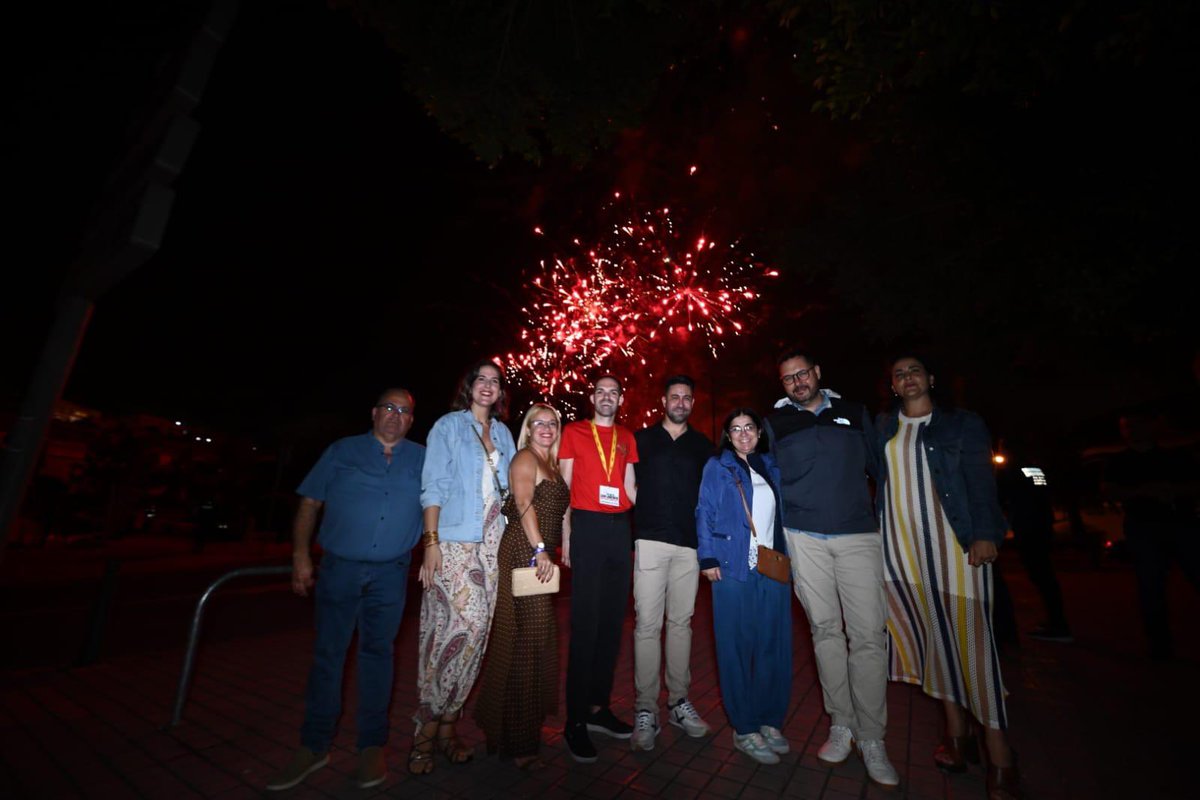 CarolinaDarias's tweet photo. 🎇Las @FiestasSLorenzo volvió a regalarnos una noche para el recuerdo

✨Hace unos días tuve el honor de pregonar estas fiestas y hoy he vuelto a emocionarme junto a miles de vecin@s  en una tradición que forma parte de la memoria de #LPGC

🙌¡Qué viva el pueblo de San Lorenzo! https://t.co/jBhy99XCxk