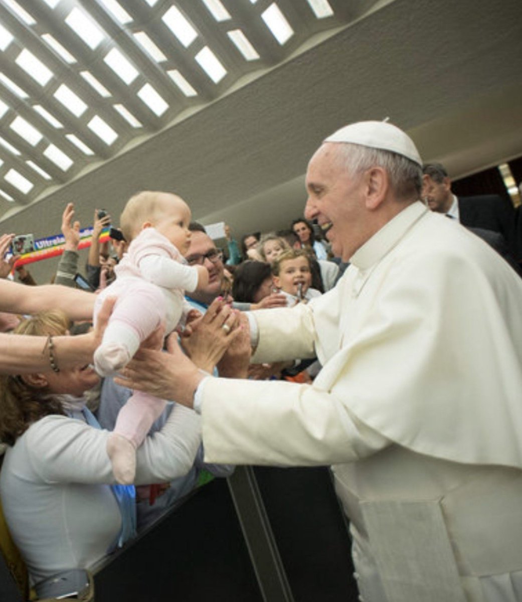 erodaroses's tweet photo. a mãe da bebê oferencendo a criança pro harry abençoar como se ele fosse o papa eu tô passando mal https://t.co/k3ZrNv99DN