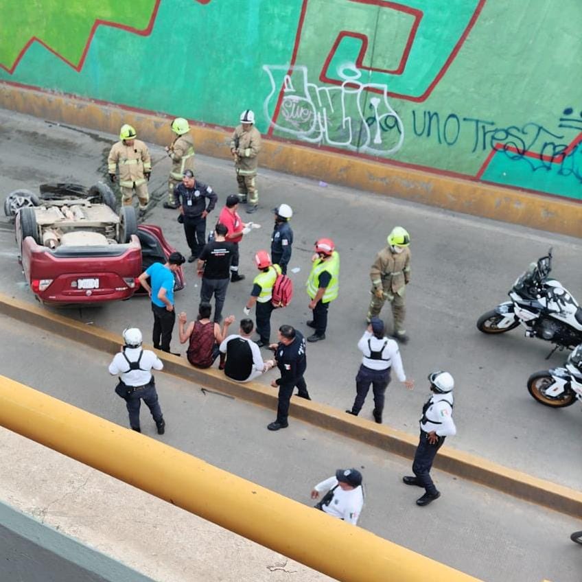 NotiRoja's tweet photo. Esta tarde se registró la volcadura de un vehículo particular en el paso a desnivel del crucero de 5 Señores #Oaxaca https://t.co/cyVbkKsEyF
