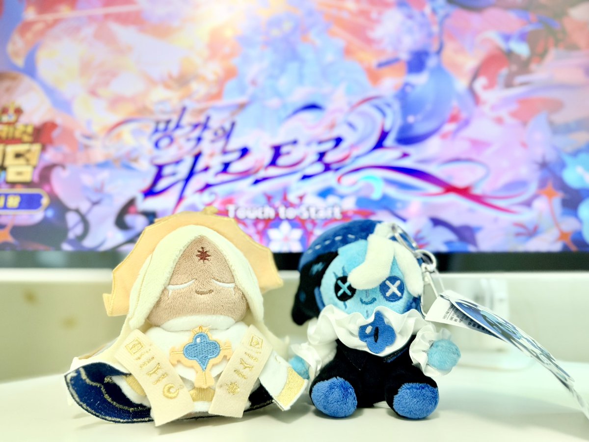 GclefNa's tweet photo. Stay safe & Stay Cool on the AC❄
with the Cookie Plushies that saved(destroyed) the @CRKingdomEN 

Another PureVanilla added to the list.
@cookierunstore ‘s newest addition
Trio! 

#cookierun #cookierunstore #purevanillacookie #cookierunkingdom #ad #PureVanillaCookie #ShadowMilkCookie
#쿠키런스토어 #쿠키런